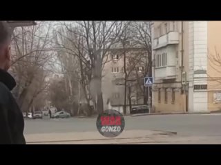 процесс уничтожения мин-лепестков саперами МЧС ДНР в центре Донецка.