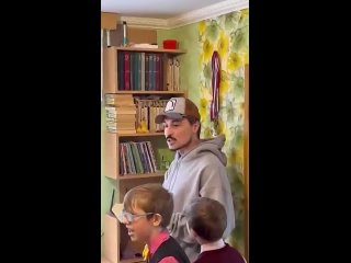 Дима Билан пришел с подарками в семью, принявшую шесть детей-сирот из ДНР