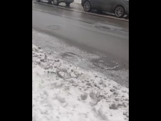 Ростовчане жалуются на покрытые льдом тротуары