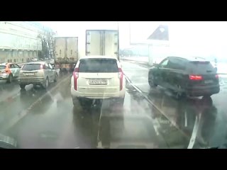 “Ауди Q7“ объезжает пробку на Свердловской набережной