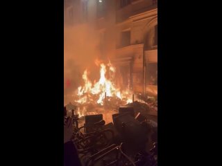На улицах Франции горят баррикады