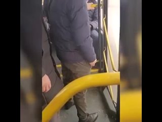 В Петербурге мигрант-зассанец из Средней Азии справил нужду на глазах у пассажиров в автобусе №145Э