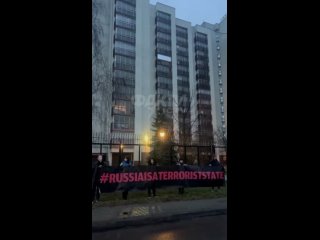 ❗️Провокаторы сегодня ранним утром устроили акцию у стен российского посольства в Варшаве при полном бездействии полиции!🤬