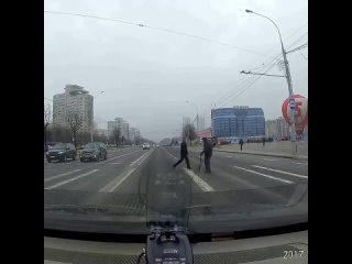 Помог дедушке перейти дорогу