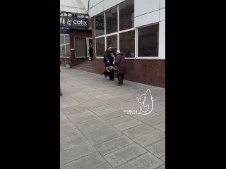 В Москве бородатый мужик с иконой в руках пнул бабушку