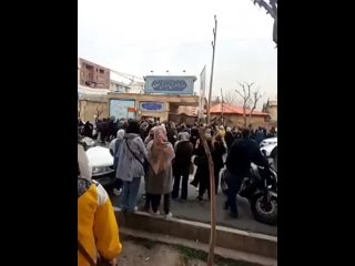 Протесты вспыхнули в Иране из-за массовых отравлений школьниц