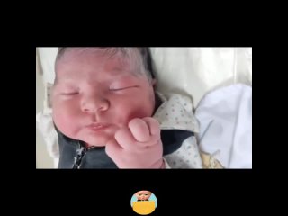 Новорожденный ребенок с пухлыми щечками