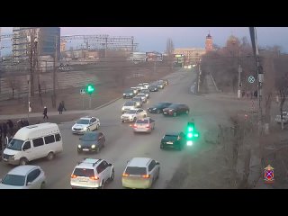 В Волгограде на крутом повороте из маршрутки выпала пассажирка.  Хотела проехать не оплатив?