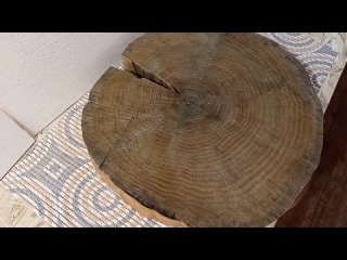 Спил дуба превращается в стильный интерьерный светильник.The oak cut turns into a stylish