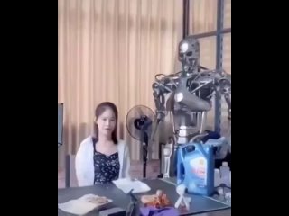Вот это настоящий робот *нянька* для самых непослушных и вредных. Этот робот уж точно заставит покушать (видео)