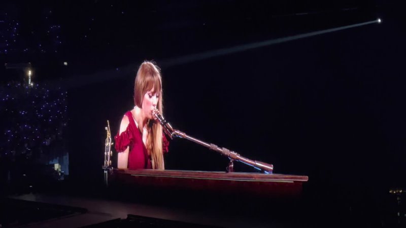 Taylor Swift Snow On The Beach ( Surprise) ( The Eras Tour, Las Vegas,