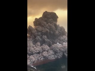 Вулканический пепел из итальянского вулкана Стромболи