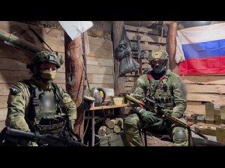 Два товарища несут боевое дежурство на Херсонском направлении, пресекая попытки украинских националистов форсировать Днепр. Бо