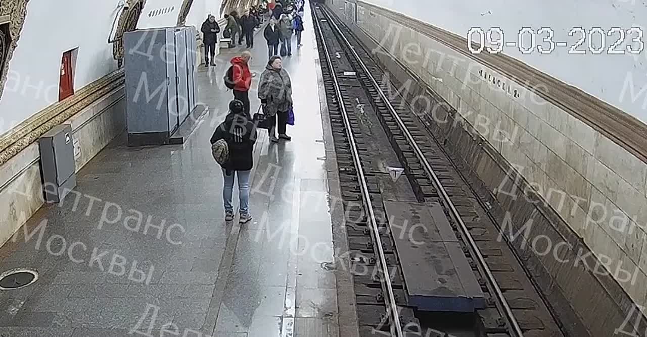 Мужчина толкнул под поезд. Станция. Столкнул на рельсы метро. В Москве в метро толкнули на рельсы.