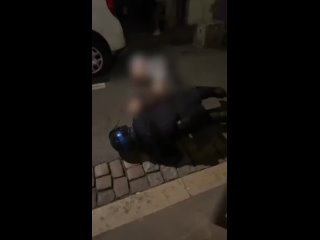 Лион, Франция.  Во время разгона демонстрации полицейский пытался насильно раздеть догола одного из протестующих.