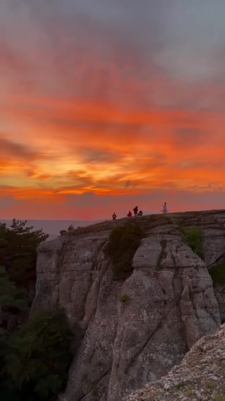 ???? Величественный закат в Крыму

Южная Демерджи - одна из самых ярких достопримечательностей южного берега полуострова.