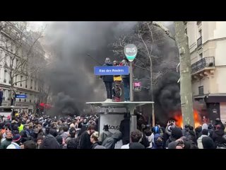 Огонь протеста вспыхнул теперь и на улицах Парижа