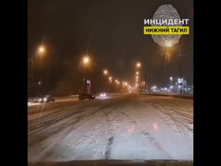 Занесло и ударил машину (момент ДТП) / Нижний Тагил / 23 февраля