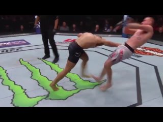 Лучшая попытка тейкдауна в истории UFC от Джастина Гейджи