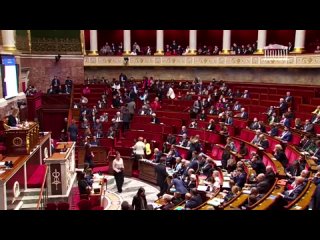 Opposition MPs walk out as #French PM addresses parliament