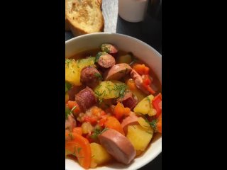 Картошка с колбасками и овощами томленая