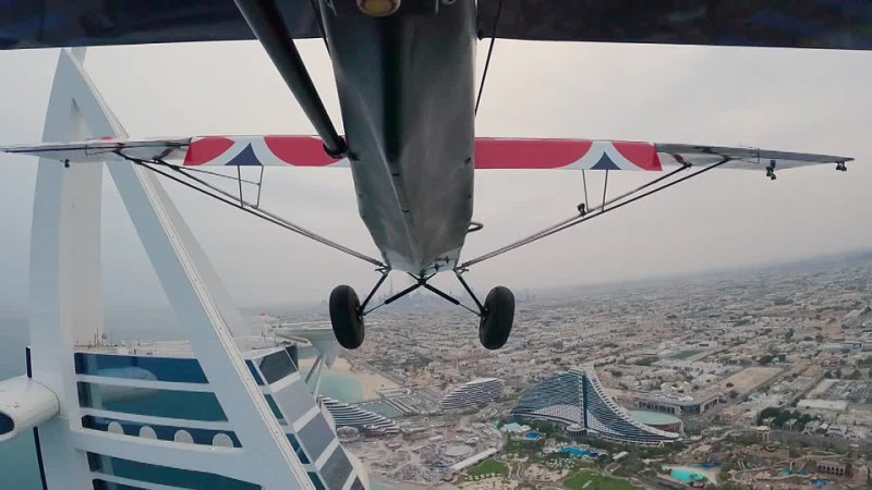 Пилот посадил самолет на вертолетную площадку и установил мировой рекорд