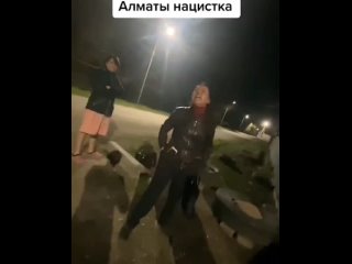 Пьяная казахская националистка начала оскорблять русскую женщину, которая попросила ее вести себя  ночью потише.