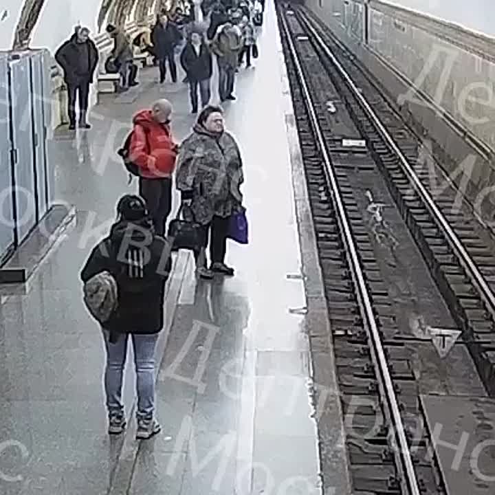 Подросток в московском метро. Подростка столкнули под поезд в метро. Подростка столкнули в метро.