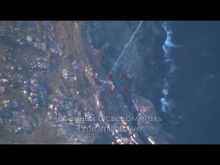 #СВО_Медиа #Военный_Осведомитель
❗️Архивные кадры пролёта российского транспортника Ан-26 на предельно малой высоте над островом