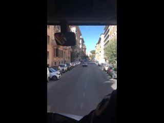 Ирландская команда по регби получает полицейский эскорт в Риме, Италия
