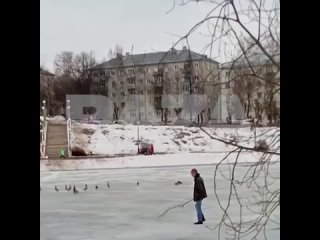 В Кирове росгвардеец спас мужчину, провалившегося под лёд.