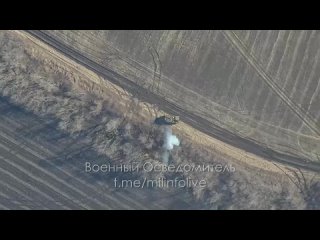 #СВО_Медиа #Военный_ОсведомительКрасивый прилёт дрона-камикадзе Ланцет в зад башни движущейся 155-мм САУ M109A3 украинской ар