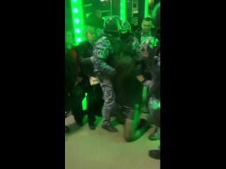 Задержание девушки на концерте рэпера Кравца в Ульяновске