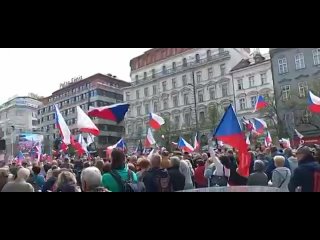 В Праге на антиправительственный митинг вышли до 35 тыс. человек