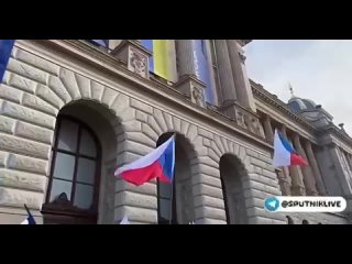 🎼“Фашисты!“ — кричат протестующие чехи в сторону людей с украинскими флагами в Праге.