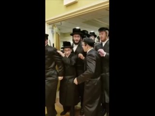 Dance Of Skverer Hasidim на костях порабощенных народов