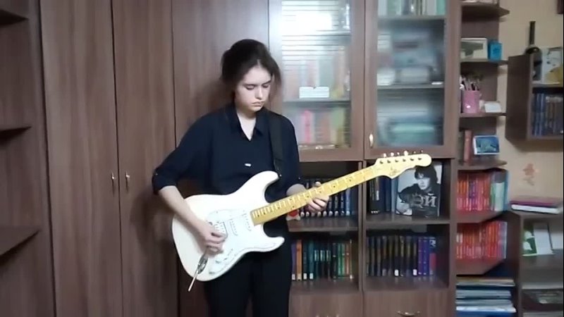 Кончится лето Нина снимает Арина играет guitar cover Виктор Цой