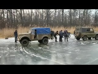 УАЗ против ГАЗ 69 на льду. Глупые ещё и толкают