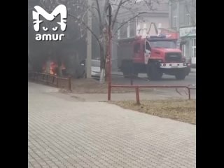 Иномарка вспыхнула на дороге в центре Благовещенска