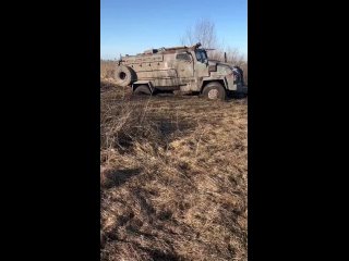 ❗Сколько нужно тракторов, чтобы вытащить один застрявший в грязи турецкий бронеавтомобиль Kirpi? Ответ: целых четыре!🤦🏼‍♂️