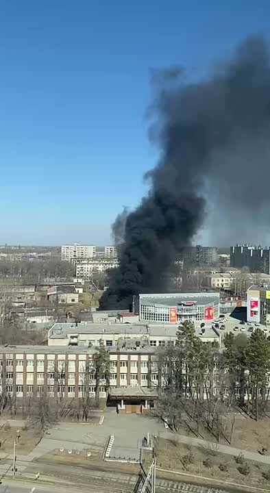 Огонь сильно горит. Хабаровск пожар на Краснореченской сегодня. Хабаровск сгорели