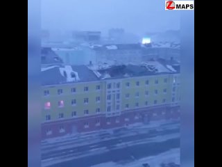 В Норильске сильным ветром повредило крыши домов. Из-за непогоды дорога до местного аэропорта времен