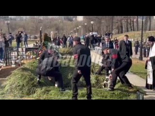 Владлена Татарского похоронили как военного — в честь русского патриота произвели воинский салют