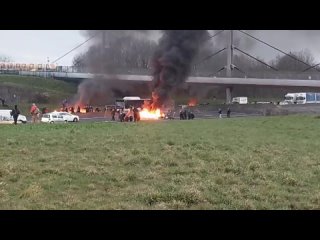 Протестующие во Франции блокируют движение по автомагистралям, разводят костры, жгут покрышки
