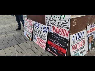 года в центре города Екатеринбурга активист Национально-освободительного движения Екатеринбурга проводит пикет.