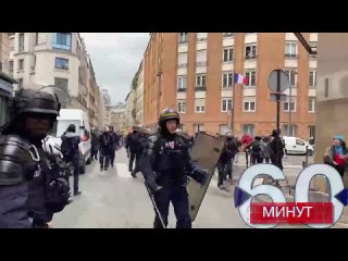 Европейский мультикультурализм наглядно:) Полицейский с “загорелым лицом“, воспитывает протестующих французов. Расовые предрассу