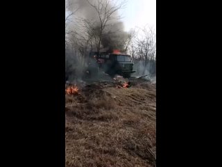 ❗⚡ 🔥Уничтоженная техника ВСУ🇺🇦 в результате артиллерийского удара ВС России🇷🇺 в районе Угледара
Горящие грузовики ГАЗ 66