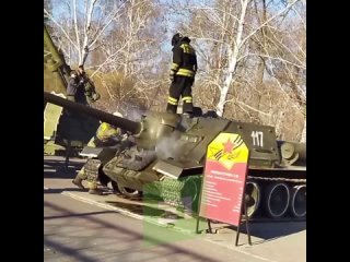 В Саду Победы в Челябинске сегодня загорелся танк. Ну, как загорелся. Задымился