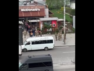 Днепропетровские военкомы решили отловить добровольцев в только что открывшемся Макдональдсе