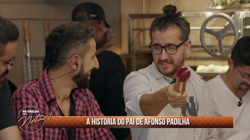 RedeTV - Afonso Padilha relata abandono e brinca sobre reaparição do pai: “Não vou sustentar”